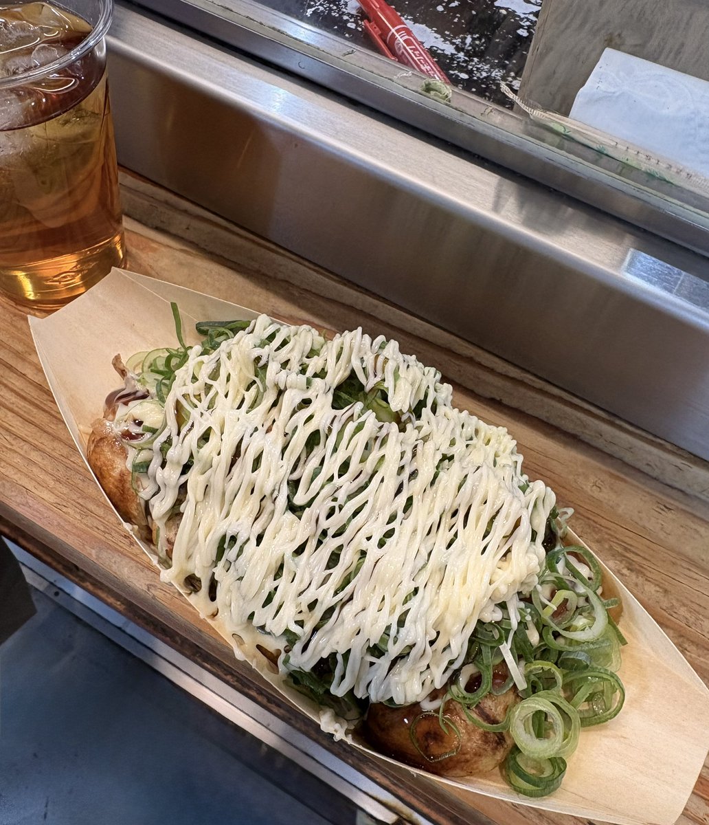 meke_aloooha's tweet photo. 大阪のお仕事終わり！いちばん好きなたこ焼き久々に食べれてハッピー🐙🐙🐙💖 https://t.co/KhMze73hml