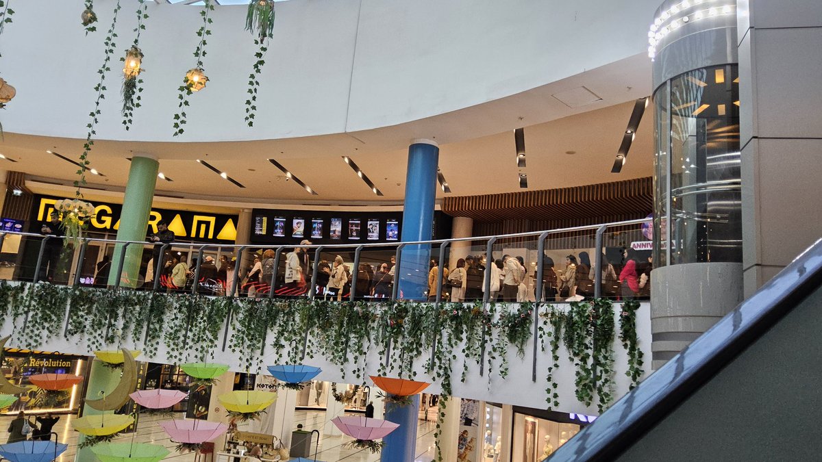 nina ▽ tweet media