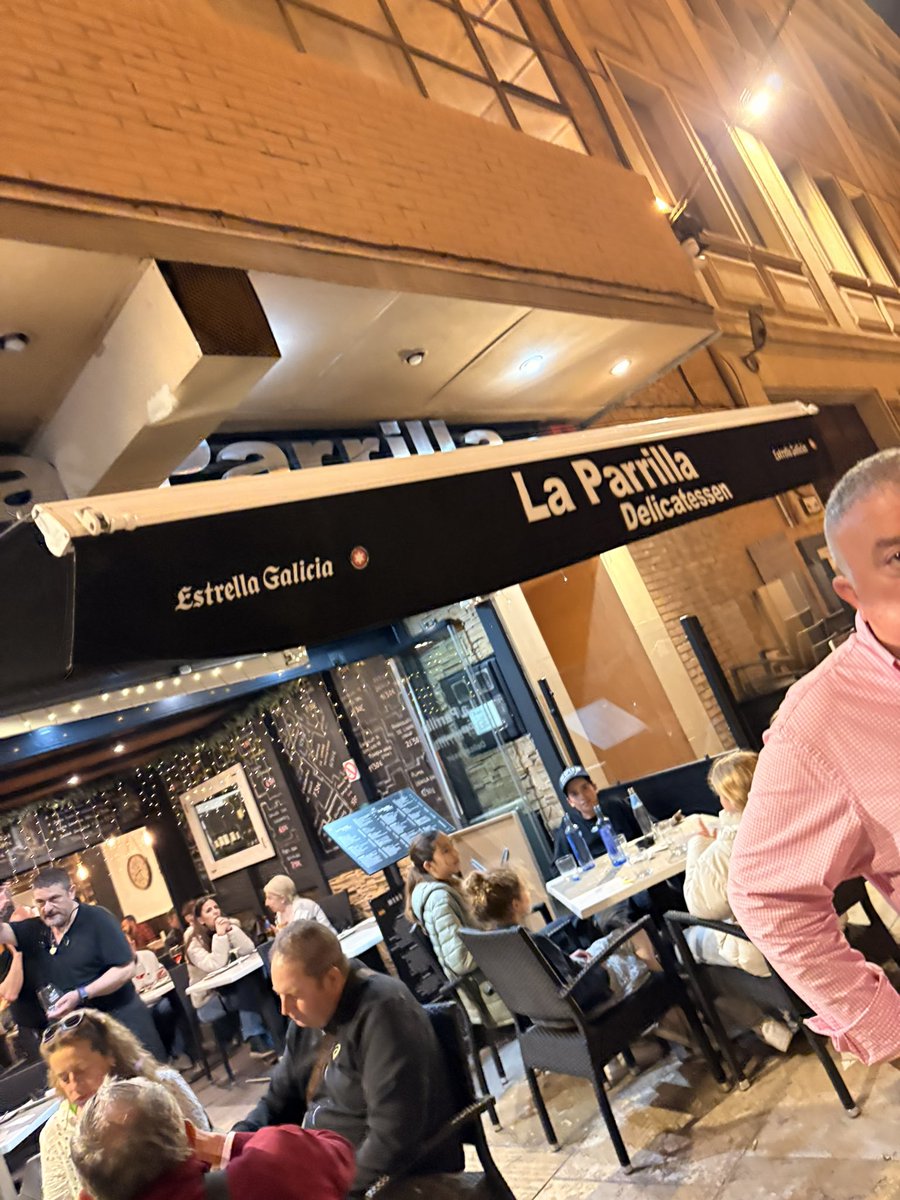 Ayer un día más intentamos ir al baño de un restaurante y nos prohibieron el paso. Tardamos 5min, queremos ir al baño rápido e irnos a seguir tocando. No entiendo cuál es el problema para dejarnos pasar. El restaurante es La Parrilla.
#CofradíasMLG