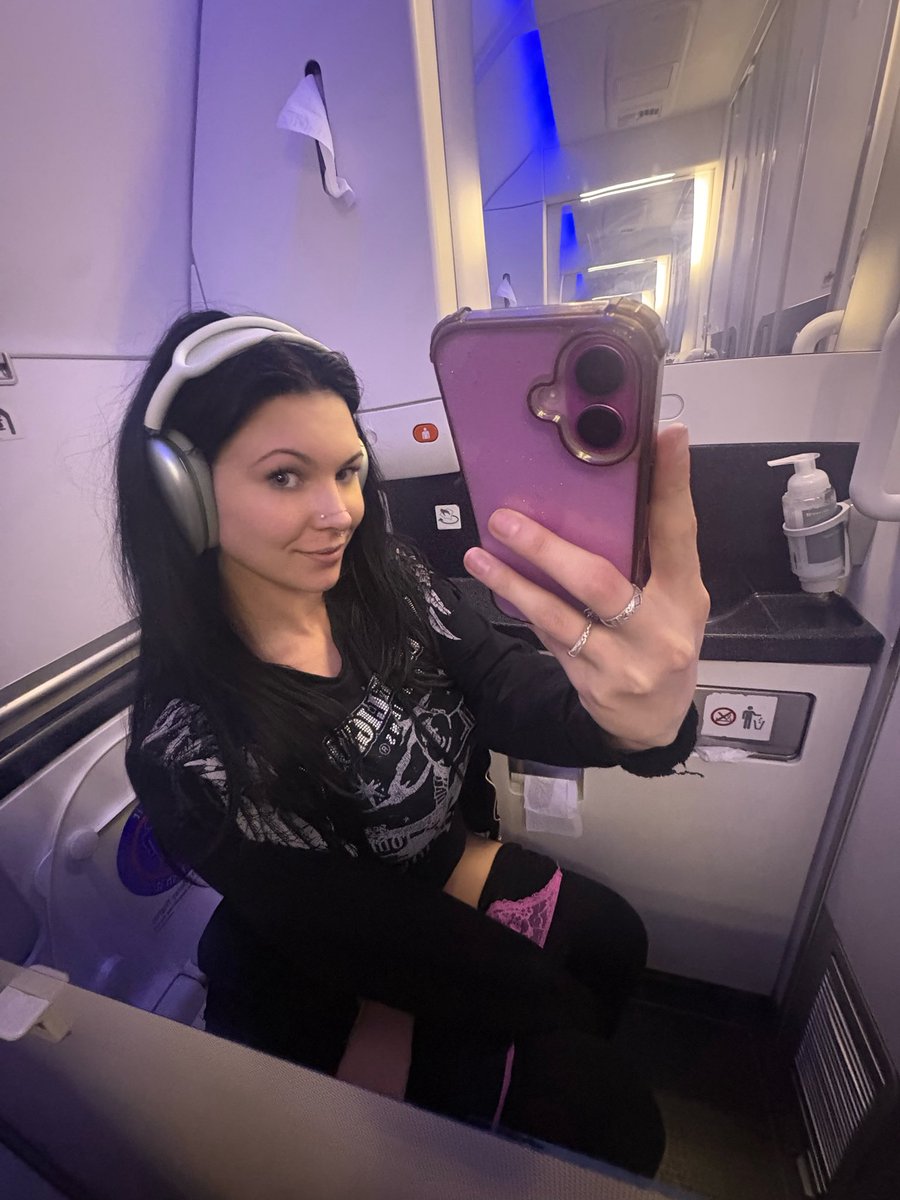 GassyxGoddess's tweet photo. Shittin in the sky https://t.co/8Nvuaj6lnb