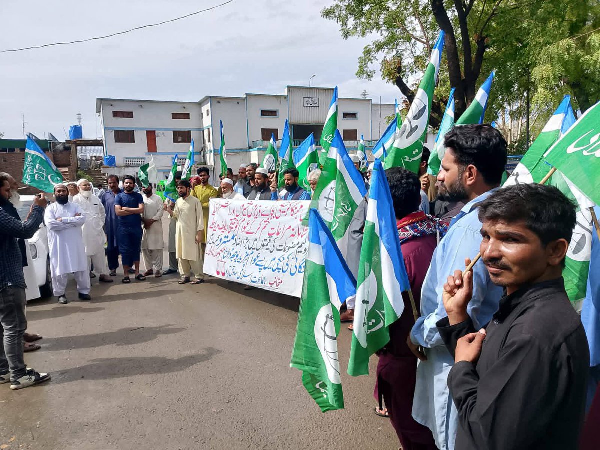 ji_ryk's tweet photo. پٹرولیم مصنوعات کی قیمتوں میں ظالمانہ اضافے کے خلاف حافظ نعیم الرحمن امیر جماعت اسلامی پاکستان کی اپیل پر پورے پاکستان کی طرح جماعت اسلامی صادق آباد کے زیر اہتمام احتجاجی مظاہرہ ۔

#HafizNaeemRehman #BadalDoNizam #PetrolPrices https://t.co/n4BSv7AHHY