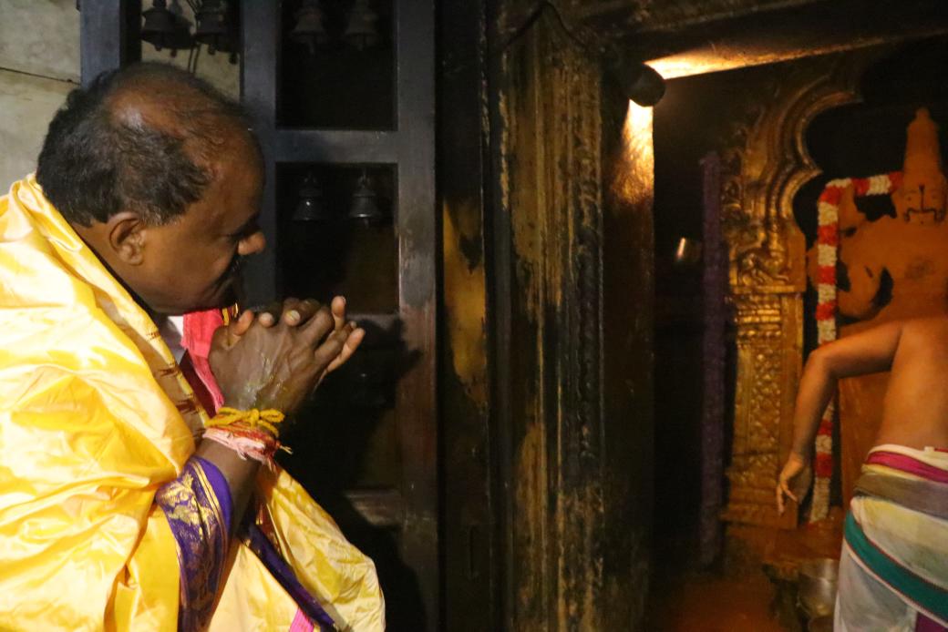hd_kumaraswamy's tweet photo. ಓಂ ನಮೋ ನಾರಾಯಣಾಯ 🙏

ವೈರಮುಡಿ ಉತ್ಸವದ ನಿಮಿತ್ತ ಪುಣ್ಯಕ್ಷೇತ್ರ ಮೇಲುಕೋಟೆಗೆ ತೆರಳಿ  ಶ್ರೀ ಚೆಲುವನಾರಾಯಣಸ್ವಾಮಿ ಸನ್ನಿಧಿಯಲ್ಲಿ ಮಹಾಭಿಷೇಕ ಮತ್ತು ಅರಿಶಿಣ ಅಭಿಷೇಕವನ್ನು ಕಣ್ತುಂಬಿಕೊಳ್ಳುವ ಮಹಾಸೌಭಾಗ್ಯ ನನ್ನದಾಯಿತು.

ಸರ್ವರಿಗೂ ಒಳ್ಳೆಯದಾಗಲಿ, ಎಲ್ಲೆಡೆ ಸುಖ ಶಾಂತಿ, ನೆಮ್ಮದಿ ಸಮೃದ್ಧಿ ನೆಲೆಸಲಿ ಆ ಭಗವಂತನಲ್ಲಿ ಪ್ರಾರ್ಥನೆ ಸಲ್ಲಿಸಲಾಯಿತು.
#ಮೇಲುಕೋಟೆ