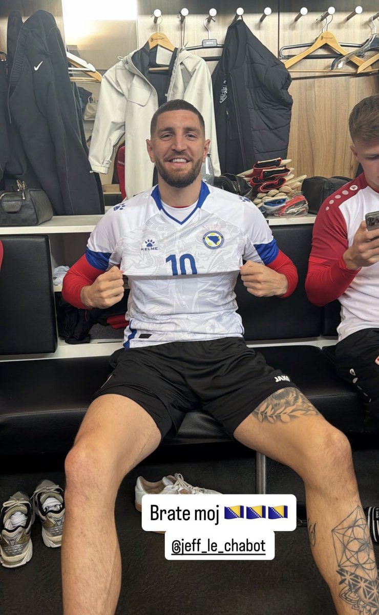 almanydnfutbol's tweet photo. 😄 Cezayirli Badredin Bouanani, Alman Jeff Chabot ve Faslı Bilal El Khannouss, Stuttgart antrenmanı öncesinde Ermedin Demirović’in Bosna formasıyla poz verdi.

Takım içinde oyuncuların birbirine olan desteği ve sevinci dikkat çekiyor https://t.co/Sea8q9i2Y0