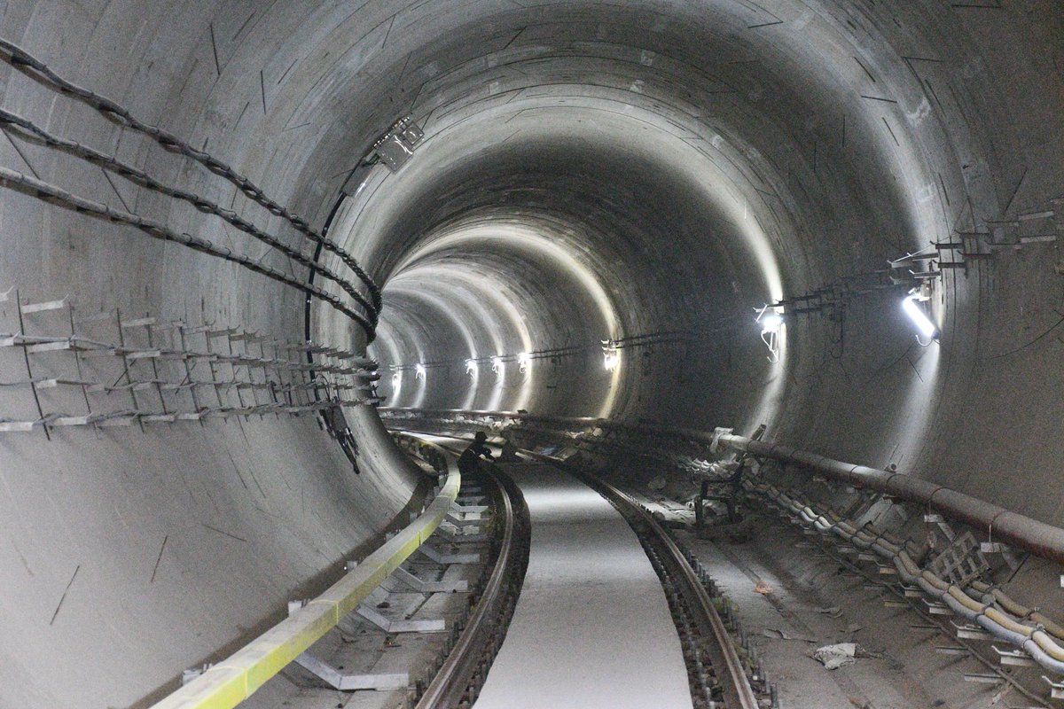 OfficialUPMetro's tweet photo. #KanpurMetro कॉरिडोर-1 के शेष सेक्शन (कानपुर सेंट्रल–नौबस्ता) के ‘डाउनलाइन’ पर 750V DC थर्ड रेल इंस्टॉलेशन पूरा; आज पहली बार किया गया चार्ज।
नौबस्ता तक ‘अप-लाइन’ पर टेस्ट रन जारी, अब ‘डाउनलाइन’ पर भी मेट्रो ट्रेनों की टेस्टिंग प्रक्रिया शीघ्र शुरू होगी।
#UPMRC #MetroTrack https://t.co/tGJ9Lc3Yyv