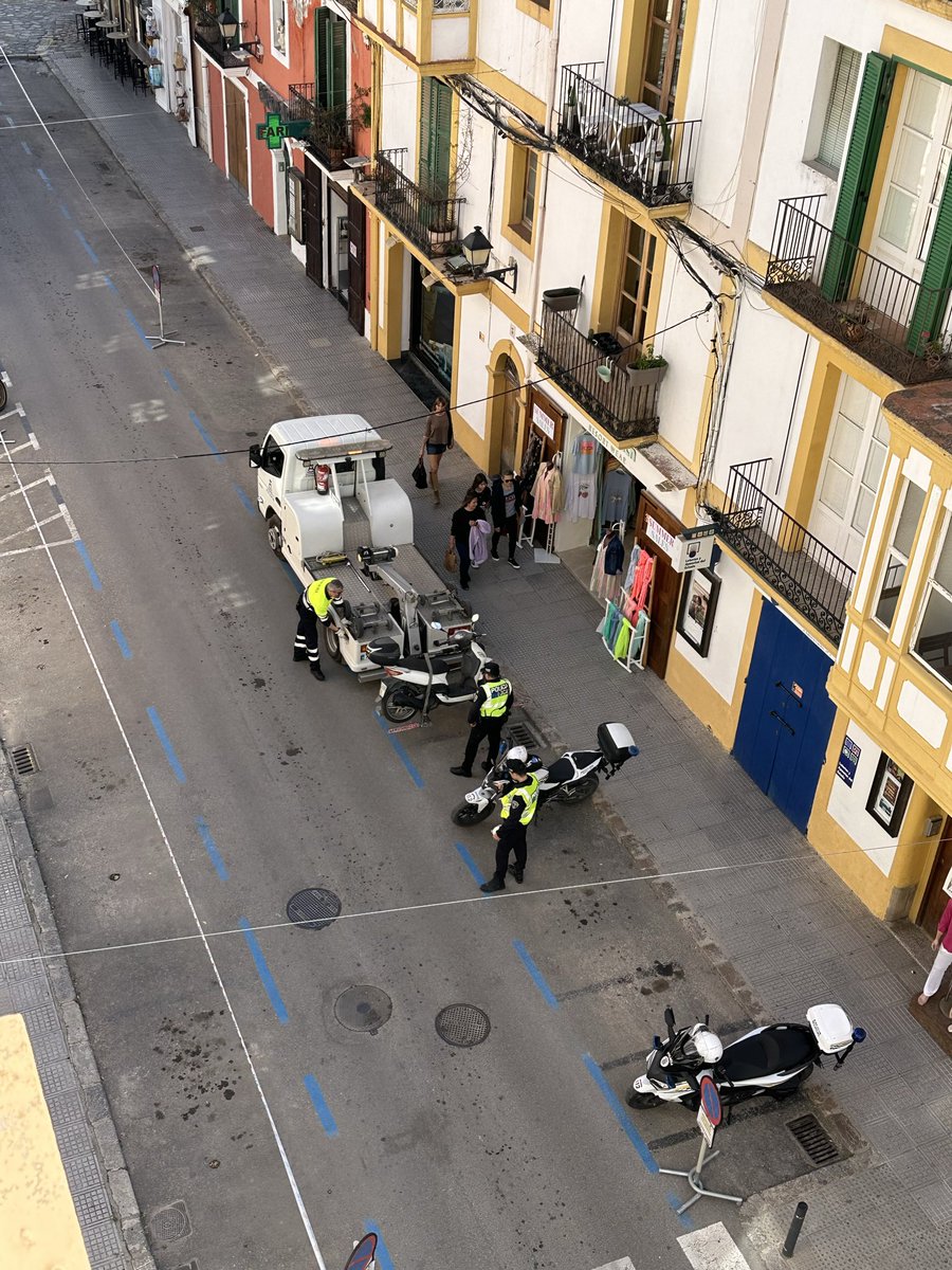 La grua municipal retirant vehicles del carrer d’Antoni Palau només tres hores després d’haver posat els senyals de no estacionar. Aquesta és una més de la brillant ‘gestió’ de la Setmana Santa de Triguero, regidor de policia i alcalde de la ciutat.