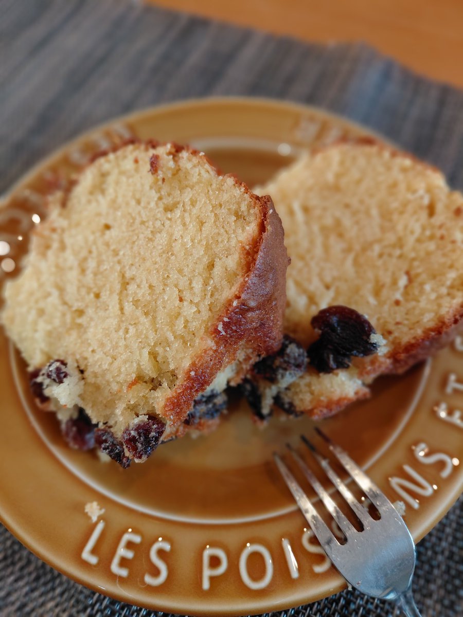 寝れんくってさ、、、歳とったら寝れなくなるってこれ？
夜中にラムレーズンパウンドケーキとか作りだす始末…
バター多めにいれてじゅわっとしたろって思ったのに焼いたら全部溶け出て鉄板大惨事よ。
お菓子、分量守る大事、絶対