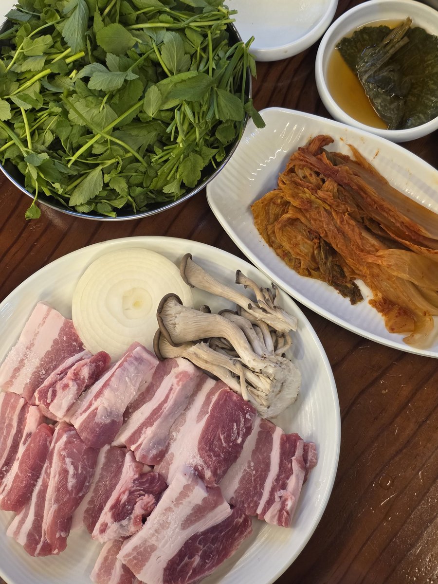 🍚청도미나리식당

삼겹살 미나리 김치 삼합이 너무 맛있어요...