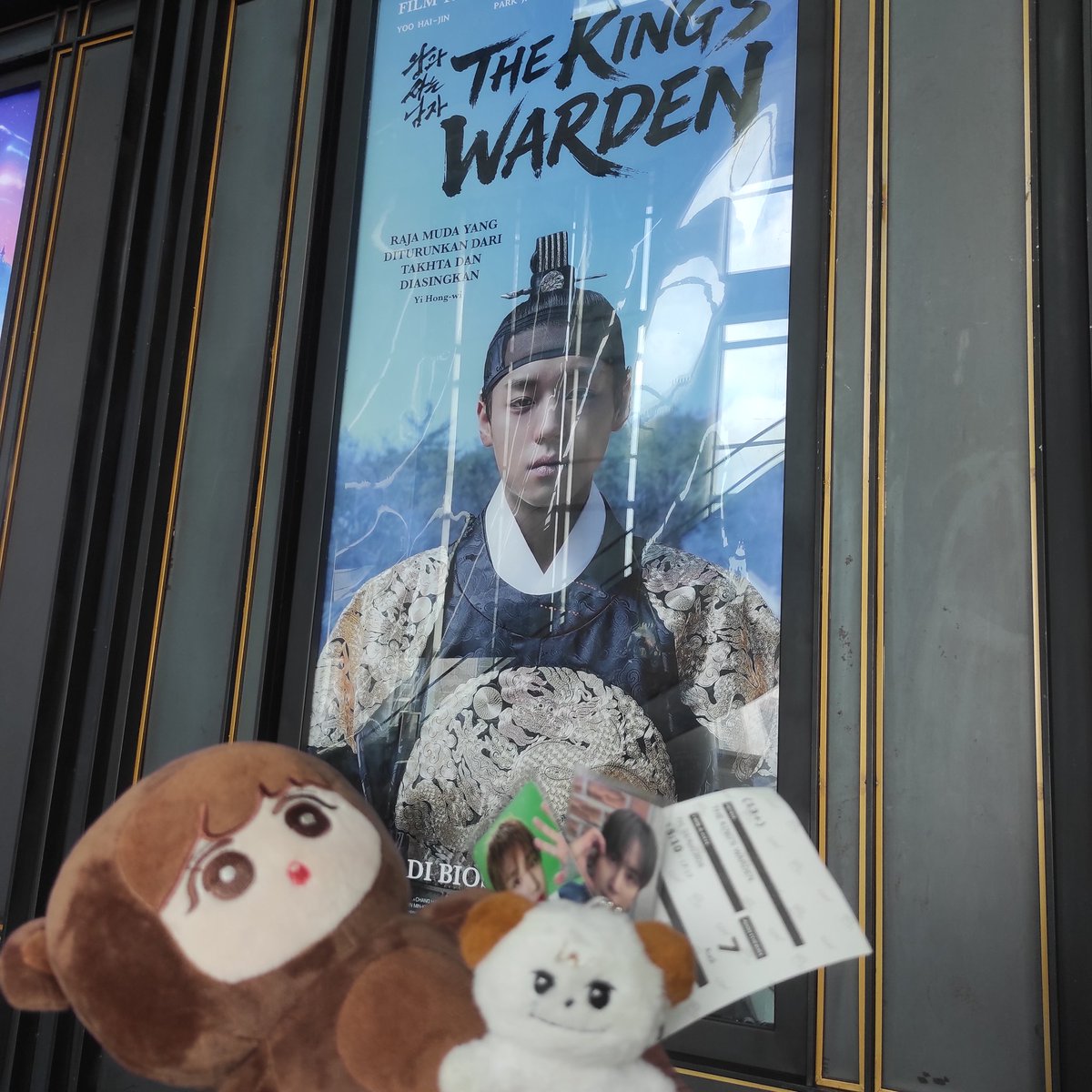 <a href="/kdrama_menfess/">K-Drama Menfess</a> 1. Awal scene kemunculan Raja Danjong, kerasa sekali aura suramnya
2. Sementara scene warga Desa Yeongwol, lucu banget! Guyonannya dapet! 
3. SENYUMAN RAJA DANJONG (JIHOON) PERTAMA KALIIIII (📌senyum tipisnya... Entah kenapa menyentuh banget... Padahal cuma scene 'makan' aja)