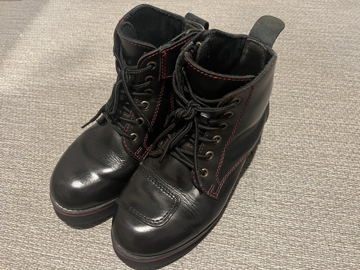 cocco8886's tweet photo. @wildwing_mcboot 私の手持ちのワイルドウィングさんブーツは
初代の黒いブーツは靴底リペアで
超厚底にしていただいたり、
定期的にプロに靴磨きお願いしたりしてるけど
二代目のブラウンブーツは
ちょっと起毛してる感じの生地感で
手入れが難しくて徐々に歴戦の猛者感が🥾

2足ともいい味が出てきました✨ https://t.co/S0doFHDMuw