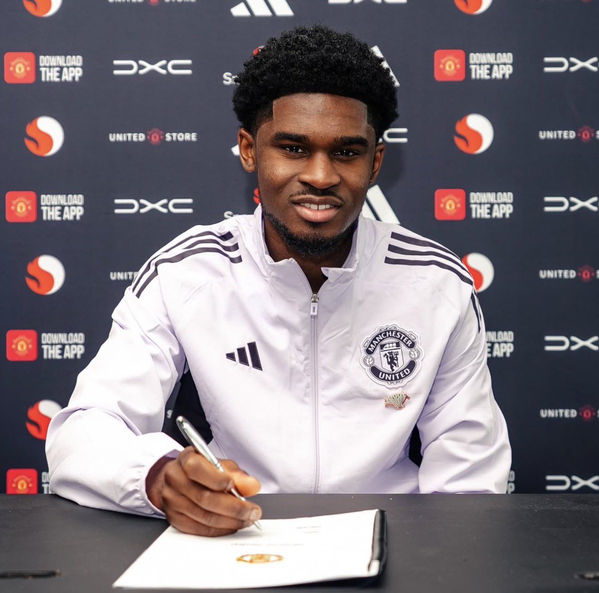 hayqim's tweet photo. 🚨🔴 OFFICIAL

Jaydan Kamason signs new deal at Manchester United until 2028 ✍️
option for further season

📋 @FabrizioRomano https://t.co/ABr7Nq3rdJ
