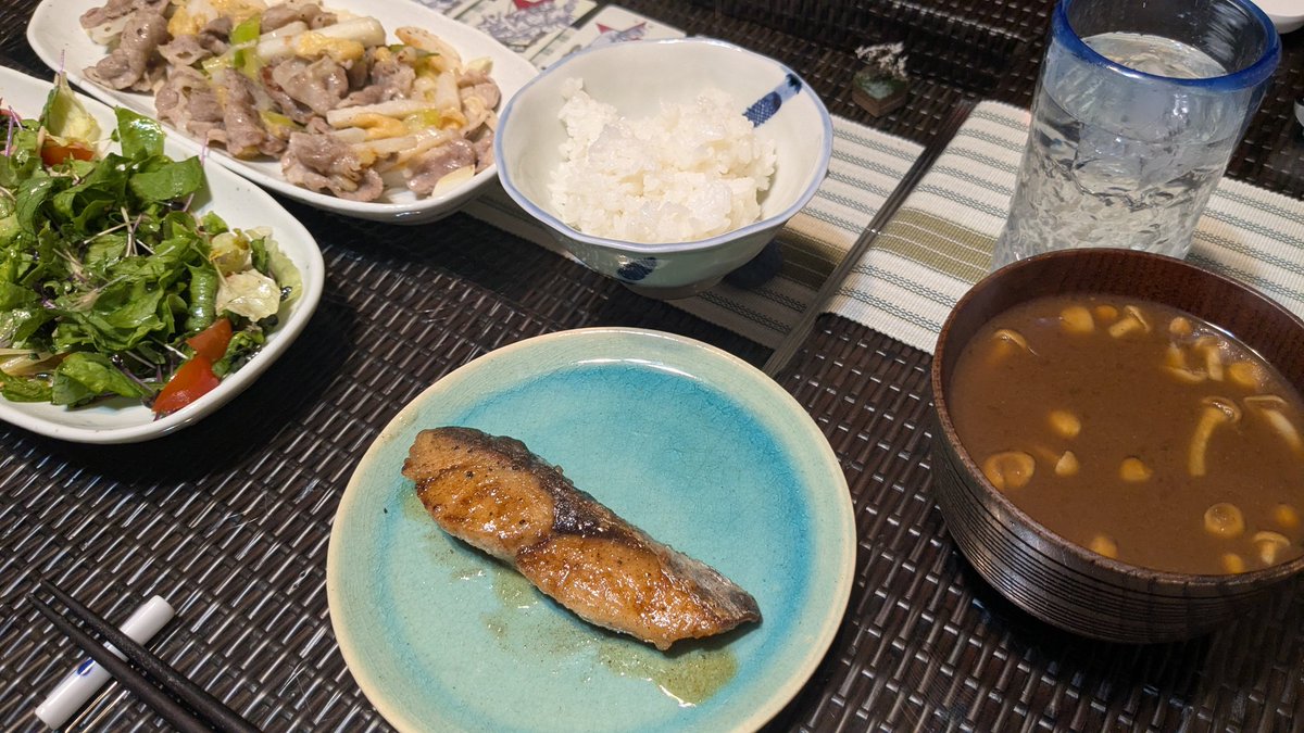 yamaneeeeee's tweet photo. 退院メシ。豚肉と長ネギと長芋と油揚げの塩炒めと、サワラのバターレモンソテーと、あまりものサラダと、なめこの味噌汁など。
嫁ふうつにシゴトだったので私が。さすがに酒は控えました。 https://t.co/HwmiYskV6d