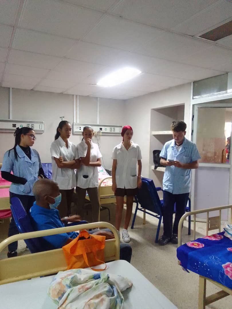 En l mañana del día 2 de abril se realizó una charla educacional a los pacientes y familiares de la sala de cirugía del Hospital General Héroes del Baire por los estudiantes de Lic en enfermería y Técnicos en Enfermería de la FCMIJ.
#100AñosConFidel 
#AquiEstoyYo 
#FEUFCM-IJ