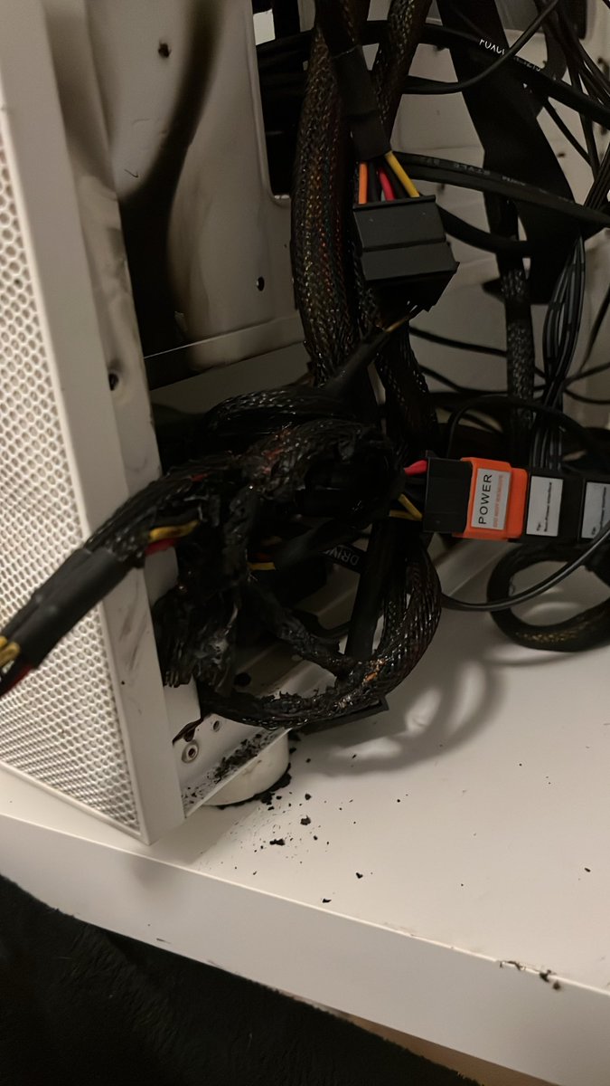 🇬🇧
My PC literally caught fire and is completely unusable. I’m a designer and it was my only source of income, so right now I can’t work.
If anyone can help me finance a new one, I can offer design work (branding, graphic design, etc.) in return until it’s paid back.