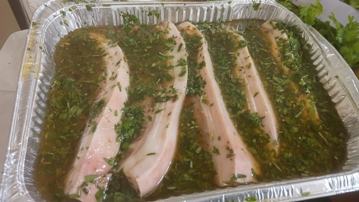 BaalShemDov's tweet image. טריגר #בשרTW: #meat 
ככה, ילדים. נראית אמבטיה של חזיר. טוב, של הסינטה של החזיר. ברוטב תפוז. וככה הוא ישכב עם עצמו ויחשוב על כל החזירויות שלו כמה שעות, אולי עד מחר בצהריים אם נקרוש. נראה. בסוף הוא יבלה את השעה שלו בתנור, הרוטב יבלה בסיר ויצטמצם וישמש להגלזה בהשחמה הסופית