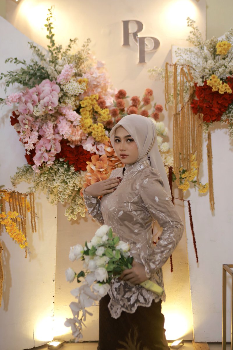 pptpuspita2's tweet photo. I love everything about my engagement 🧡✨ https://t.co/vi2NPc70wQ