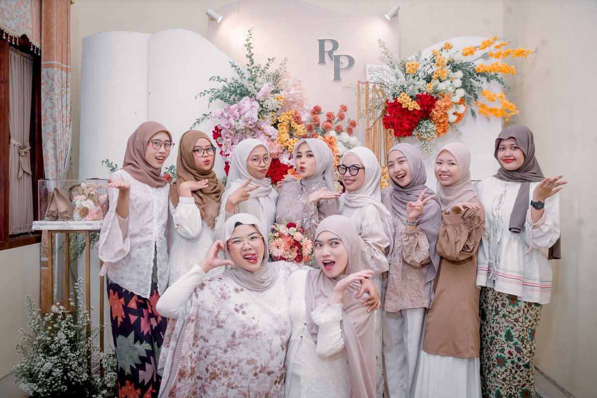 pptpuspita2's tweet photo. I love everything about my engagement 🧡✨ https://t.co/vi2NPc70wQ
