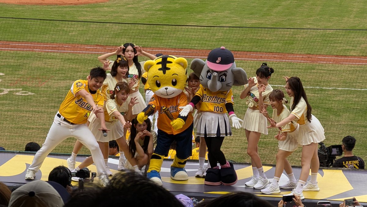 レオー tweet media