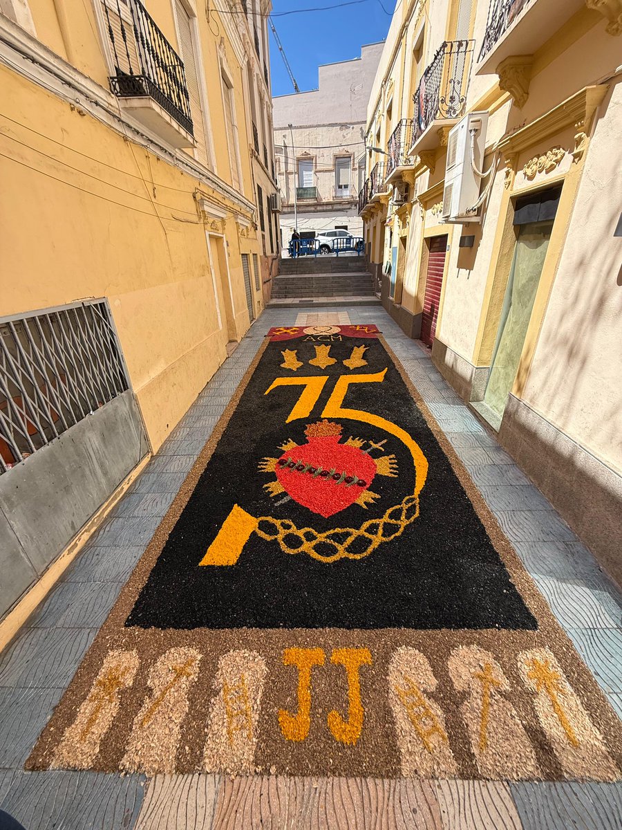 🕯️ Nuestra Junta Joven ya está inmersa en la elaboración de la alfombra del Callejón de la Soledad para esta noche, cuidando cada detalle con ilusión y esfuerzo.

🙏 Este año, en honor a nuestro Hermano Ángel Castro Maestro 🖤