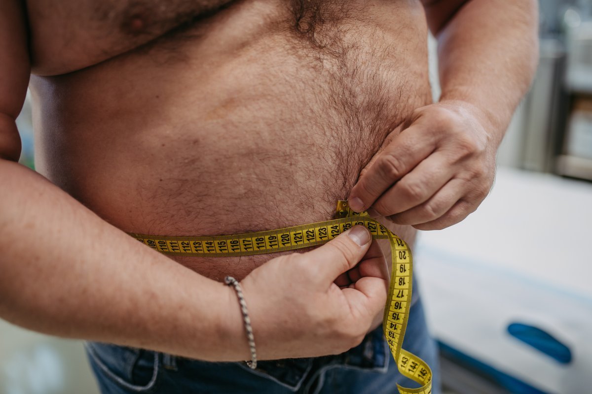 anymanfitness's tweet photo. If you have over 30 pounds to lose, and you want to look great by July, you need to start now.

Here are 8 tips for you if you want to lose the gut by July, 2026:

1. You have 2 options for breakfast: 

Eat 50 grams of protein OR skip it. No bagels, no cereal, no muffins, no Starbucks sugar bombs. Protein or BUST.

2. You get 2 alcoholic drinks per week max:

No beers, make them clear liquors (vodka, tequilla, gin) and 1 ounce pours. Measure them out. Having zero is an even better idea.

3. You get 1 meal out at a restaurant per week max:

Make your own breakfasts and lunches. No more drive throughs for you. One dinner out per week, Friday night, Saturday night, or Sunday night - your choice. But ONE only.

4. 50 grams of protein minimum at every meal:

Choose your protein, and build your meal around it. You must get 50 grams of protein per meal. This means no more pizza. 

Burgers must have more meat than barbecue sauce and "extras". Pasta must have more ground beef than cheese. Protein is king, treat it as such.

5. Walk for 1 hour outside daily (weather permitted):

You can break it up into 2, 30 minute walks if you wish. If the weather is bad, hit the treadmill or elliptical. Your pace doesn't need to be fast. But you need to move your body daily to get the weight off of you.

6. Lift weights 3 times per week for 40 minutes:

Wake up early and get it done before work if you're busy. Or at your lunchbreak if you work from home. 

Do 1 press, 2 rows, and 1 leg exercise per session. 3 sets of each. 8-12 rep range. Toss in some curls and triceps if you want, but it's not necessary. Track your workouts and get stronger.

7. No more snacking, PERIOD:

You heard it. Stop snacking. Don't buy it, and you won't be tempted. No more chips, no more candy, no more bullshit.

Be an adult, man. Stop smashing "treats" like you're 4 years old. You can make it from meal to meal without a snack. Develop some disicpline.

8. Unlimited diet pops:

Forget the bozos who claim diet pop somehow makes you fat and increases insulin (it doesn't). The fizz will fill you up, and you'll get a solid treat for no calories.

If it has no calories, drink up and enjoy.

9. If you mess up, DO NOT GIVE UP.

Nobody's going to be perfect, so stop thinking you have to be. Take it day by day. You'll lose the weight quickly if you follow these 8 simple rules.

But you have to stop stopping.
You owe it to yourself.
You owe it to your family.

If you can average 2-3 pound of weight loss per week over the next 3 months, you'll be down 25-30 pounds by July, 2025. Possibly more.

YOU GOT THIS. If you need help, see the next tweet...