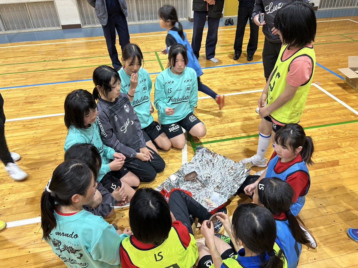 サンキョウテクノスタッフさんがきてくださいました！
いつも応援ありがとうございます。

イースターエッグをプレゼントしてくださいました🐰
みんなチョコにメロメロ〜😻
日本のチョコと違ってあまーいって言ってました🍫

 #福井丸岡RUCK 
 #サンキョウテクノスタッフ
