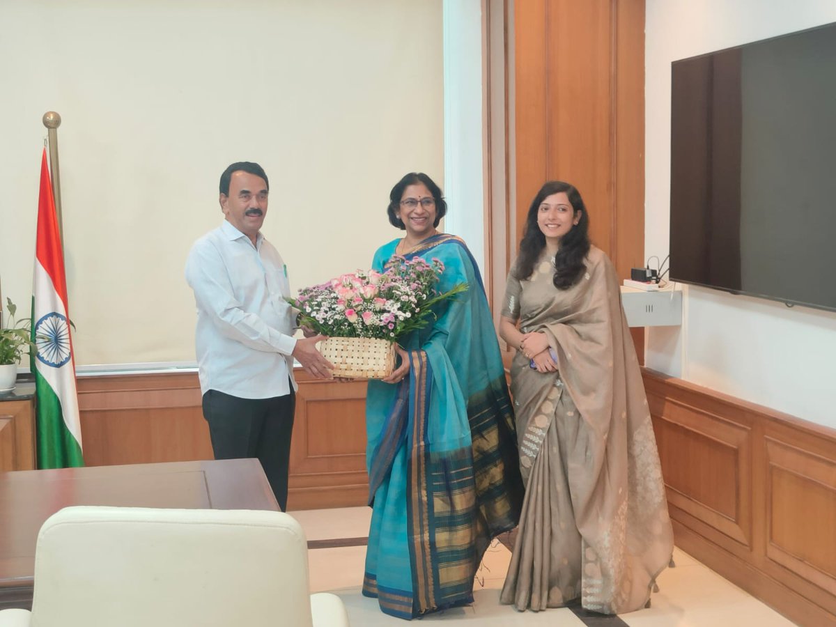 NewsMeter_In's tweet image. #Hyderabad:

Senior #IASofficer #VaniPrasad, assumed charge as Special Chief Secretary, Tourism &amp;amp; Culture, #Telangana.

She, along with P. Gouthami, IAS, who took charge as MD, #TGTDC, met Minister @jupallyk_rao at the Dr. B.R. Ambedkar Secretariat.

The Minister congratulated