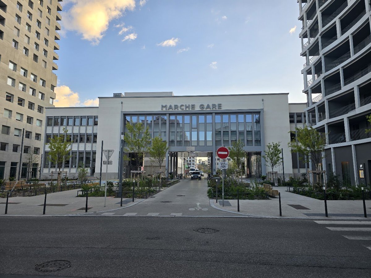 LyonStrates tweet media