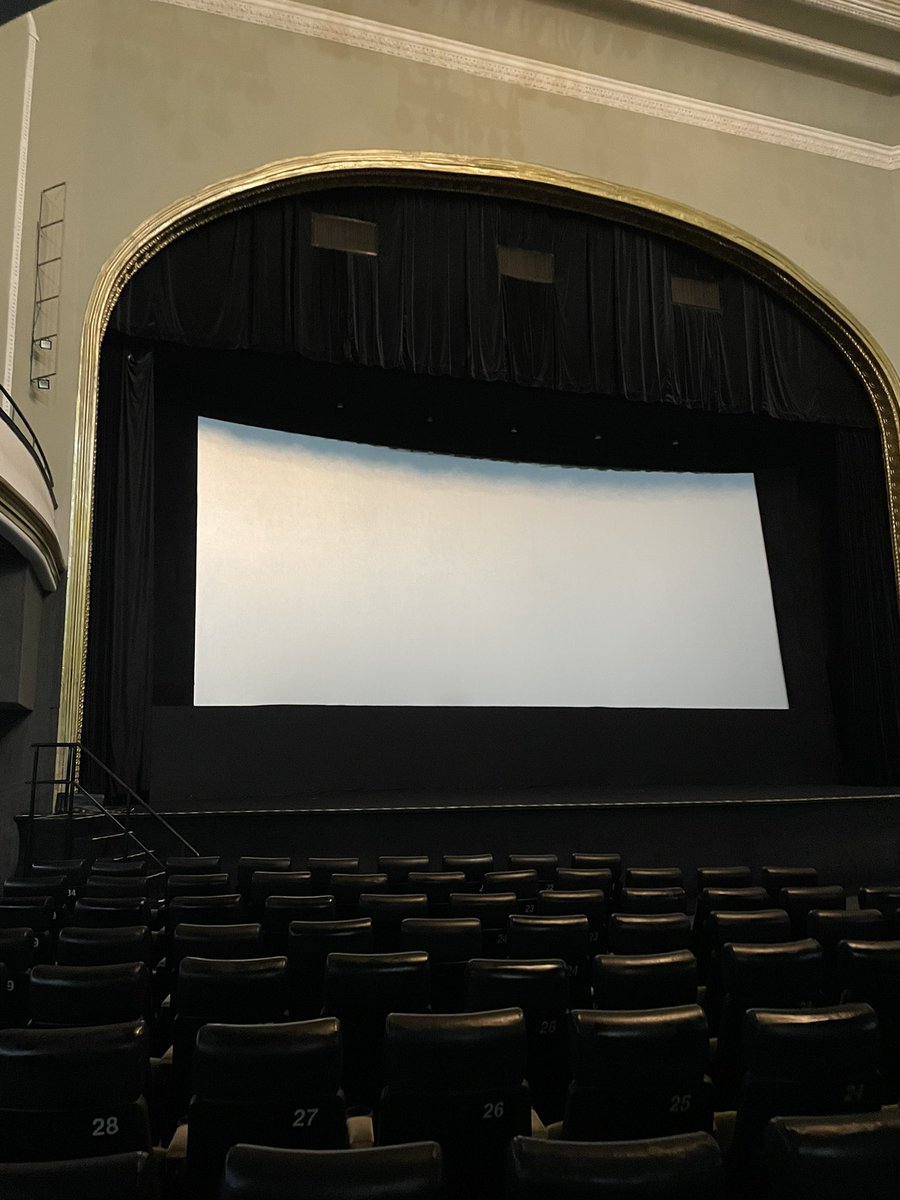 Meu cinema favorito, o Cine Odeon, no Rio, completa 100 anos hoje. Vivi sessões inesquecíveis ali. Vi Polanski lançar “O pianista”. Vi Coutinho apresentar “Jogo de cena”. Vi maratonas virarem madrugadas. Vi o público se recusar a sair da sala em sessão de Scorsese. Viva o Odeon!