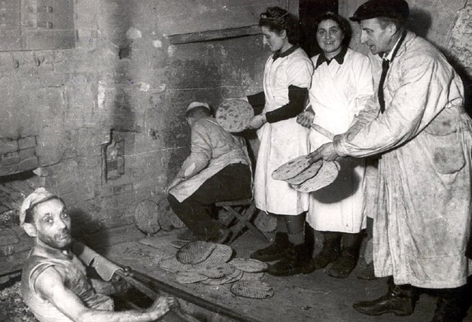 yadvashem's tweet image. #PhotoFriday
One of the traditions associated with #Passover is eating unleavened bread known as 'matzah'.

Even during the Holocaust, in hiding, in the ghettos or in the places to which they had fled, some Jews found ways to bake matzot that could be eaten in honor of the