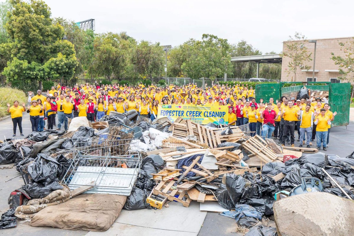 weloveuusa's tweet photo. Throwback to June 2, 2024 🌍
300 WeLoveU volunteers removed 12,000 lbs of trash from Forester Park in Santee, CA — improving water quality and protecting the environment.
#WeLoveU #Throwback #CleanWORLDMovement https://t.co/lzxIIA2fxt