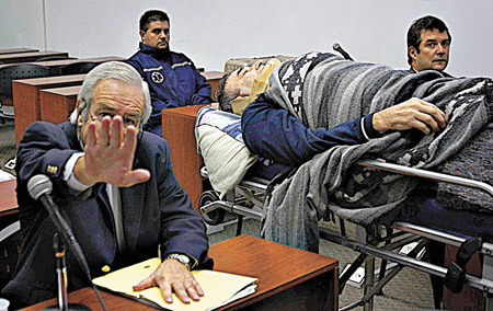 Speranza201415's tweet image. Pati fué a declarar en camilla, mientras estuvo preso.
No por delinKuente como #devido, por salvar a la patria del comunismo apátrida, generador de pobreza y miseria humana, con socios como Uds.!
#KirchnerismoNuncaMas #Nofuerontreintamil 
#CFKChorra