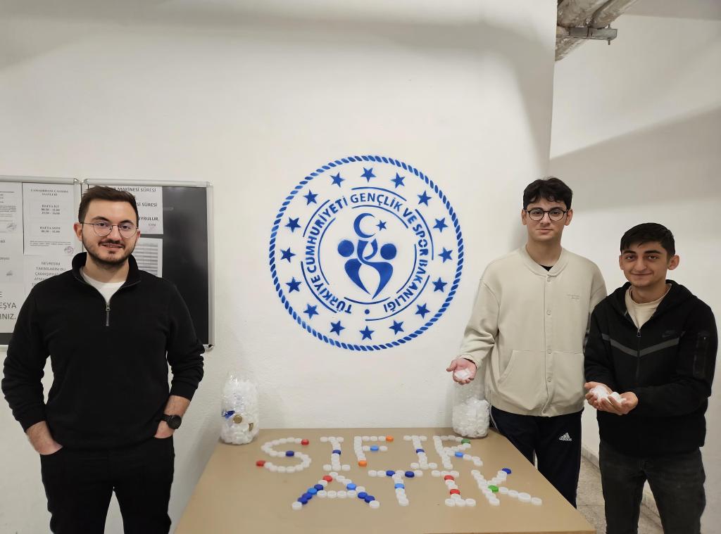 KonyaKYGM's tweet photo. 📍 Hacıveyiszade Yurdu

​Sıfır atık projesi kapsamında öğrencilerimizle birlikte farkındalık videosu izledik. ♻️ 
Ayrıca müdürlüğümüzde çevre kirliliğini önlemek amacıyla mavi kapak ve atık pil toplama kampanyası başlattık. 🔋🌿
@OA_BAK @gencliksporbak @GSB_KYGM https://t.co/qcMi6z8RSg