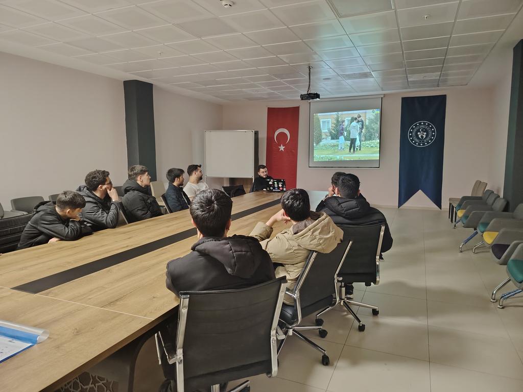 KonyaKYGM's tweet photo. 📍 Hacıveyiszade Yurdu

​Sıfır atık projesi kapsamında öğrencilerimizle birlikte farkındalık videosu izledik. ♻️ 
Ayrıca müdürlüğümüzde çevre kirliliğini önlemek amacıyla mavi kapak ve atık pil toplama kampanyası başlattık. 🔋🌿
@OA_BAK @gencliksporbak @GSB_KYGM https://t.co/qcMi6z8RSg