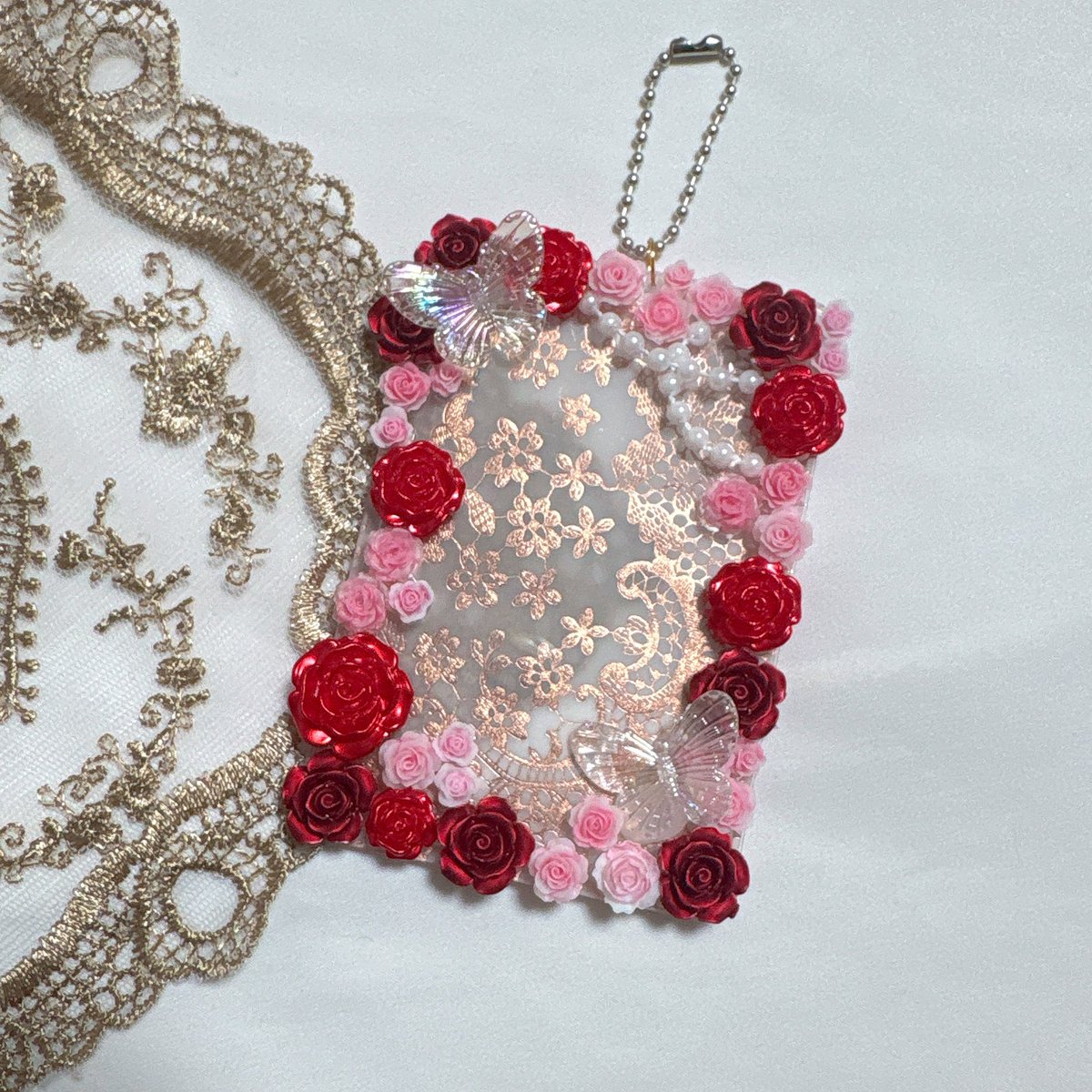 handmadeyaume's tweet photo. リボンをほぼ使わないで作ったverのトレカ
んー…
こっちの方がマシなような気もするけどなんか違うような気もするし…
道のりはまだまだまだまだ遠いですな https://t.co/H7ZQLnXk42