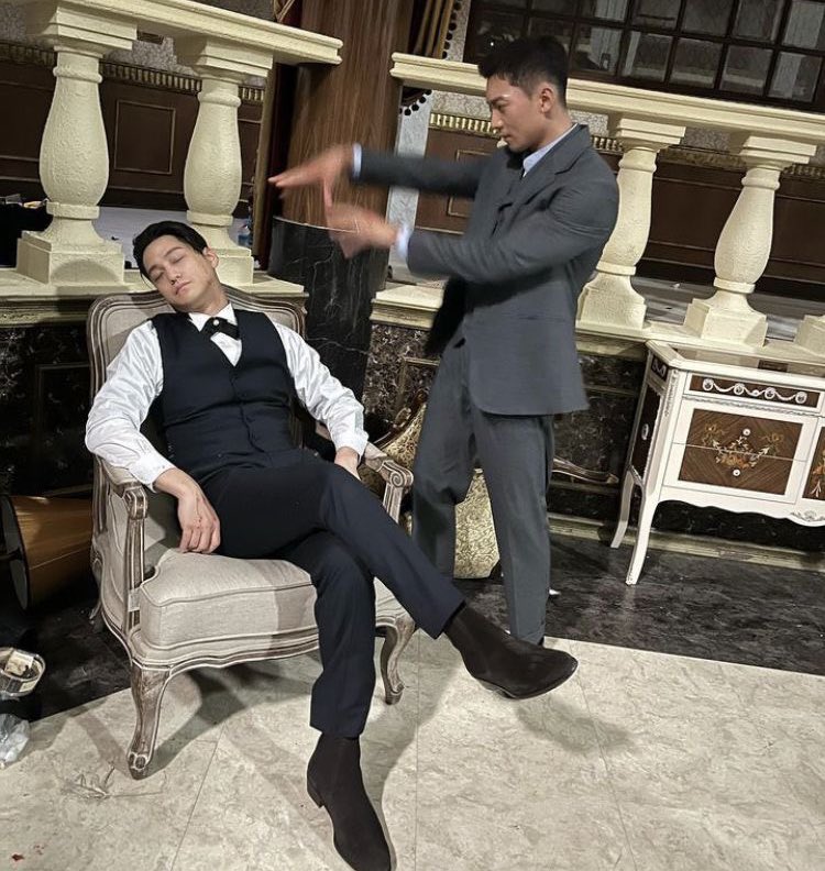 ….어쩐지 꿈자리가 사납더라. 이게 뭐하는 짓이니.