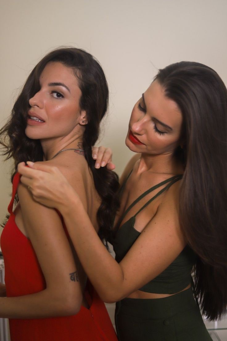 amad_reistart's tweet image. Ontem foi dia de reviver meu melhor casal da ficção, o casal que entrou na minha vida de uma maneira avassaladora e causou várias mudanças, que sdds delas 🥹💓
Meu VaLu 🍊🔥 

Lindas de viver!! 
#valu #stupidwife