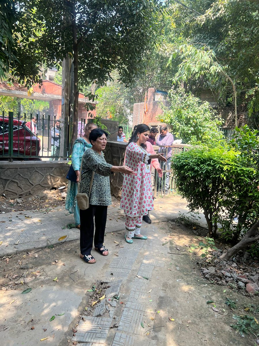 ArtiChawlaBjpRN's tweet image. WEA 14 ब्लॉक के निवासियों के साथ बैठक आयोजित की।

एमसीडी से संबंधित समस्याओं पर हॉर्टिकल्चर एवं सैनिटेशन टीम के साथ मिलकर विस्तृत चर्चा की गई और समाधान हेतु आवश्यक दिशा-निर्देश दिए गए।

— डॉ. आरती चावला
निगम पार्षद, वार्ड 141, राजेंद्र नगर

#WEA #Ward141 #RajendraNagar