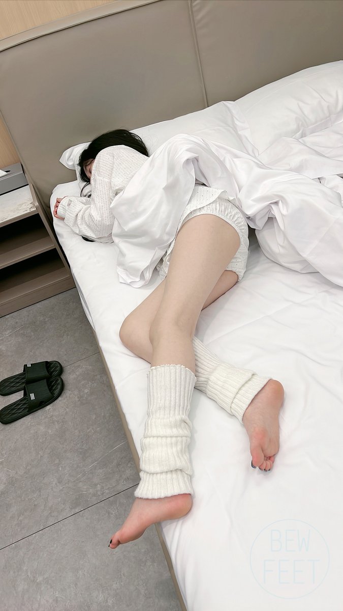 bewfeet's tweet photo. 聯盟認證小羊的大長腿跟腳丫太香了
今晚她在深圳福田，一個人在房裡發呆呢
在附近的你還不衝🙄 https://t.co/PocGKTZ0yM
