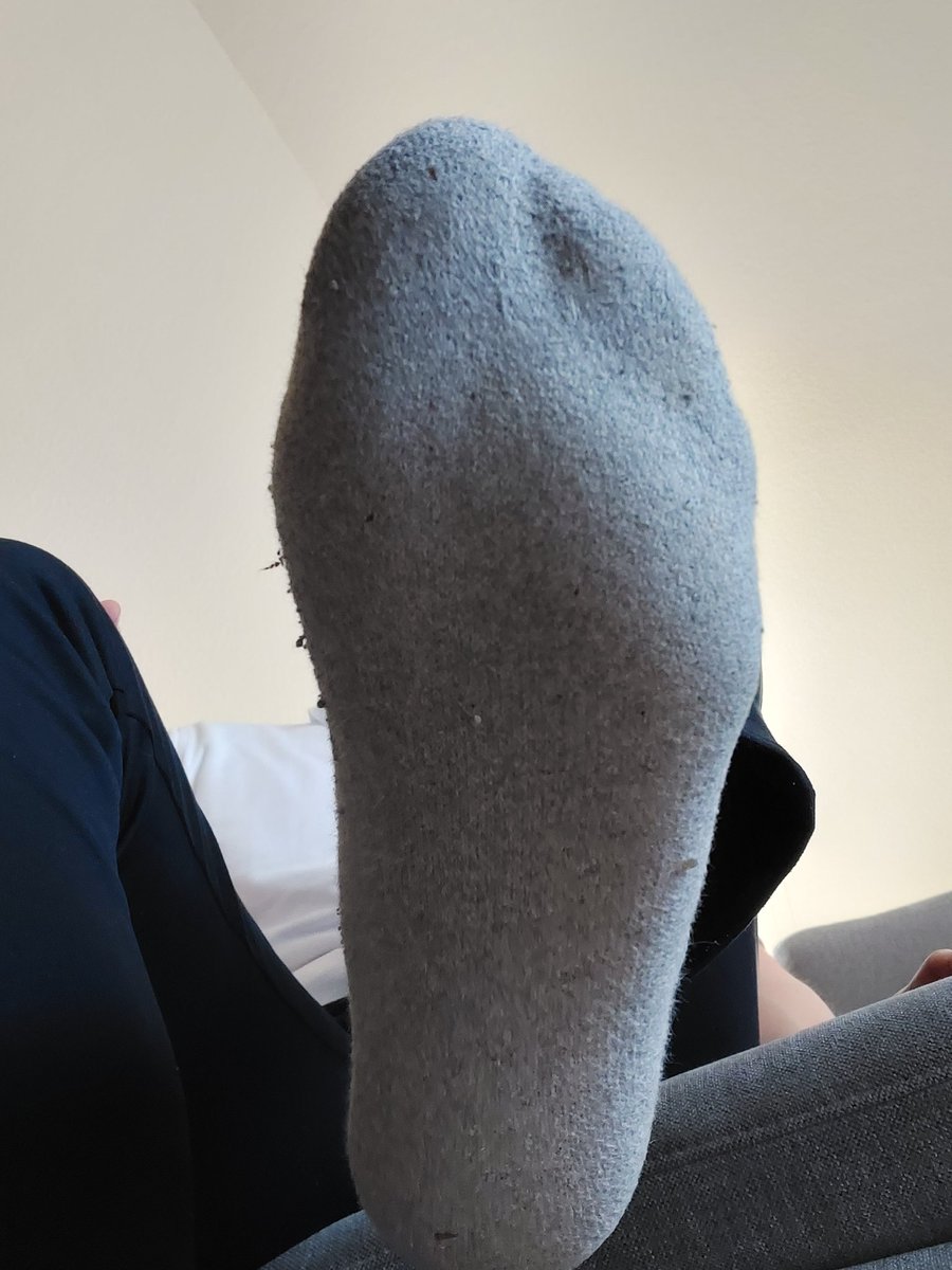 FeetMaster1988's tweet photo. Kom schon sitz nicht alleine zuhause rum. 
Meine Füße warten auf dich. 
Da gehörst du hin unter meine Füße .

#feet #greysocks #malefeet #slave https://t.co/tv2GdVvI9K