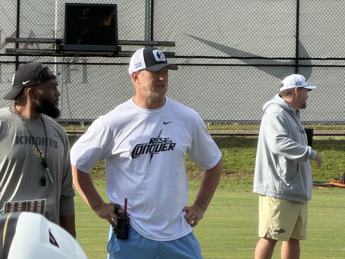 osmattmurschel's tweet image. #UCF coach Scott Frost watches the 3rd practice of spring camp on Friday.