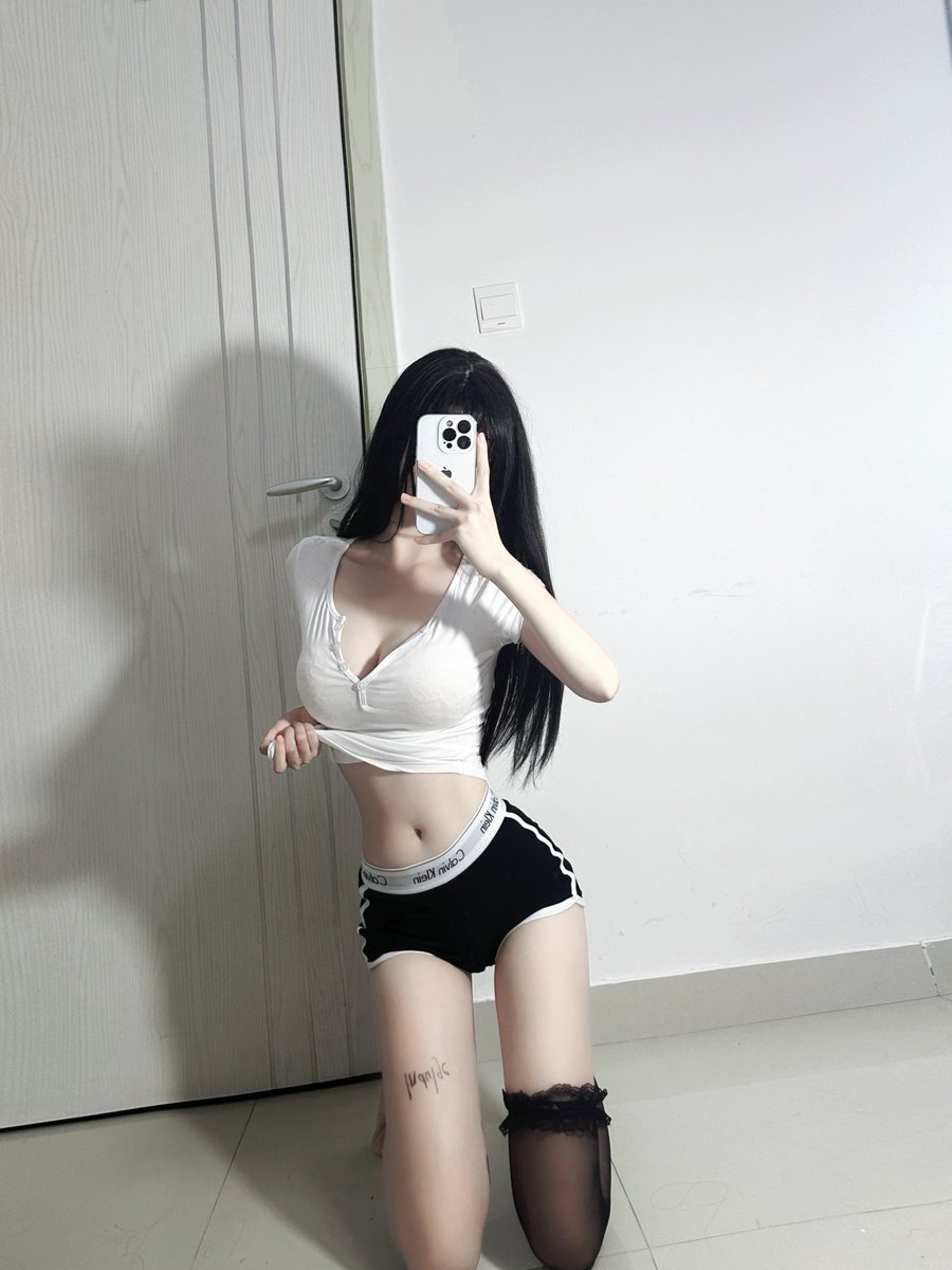lnduleg's tweet photo. 一想到你也叫过别人妈妈我就感觉自己是继母。所以你还是喊我祖宗吧~ #贡奴 #女s #反差 https://t.co/6MhggVk7IE