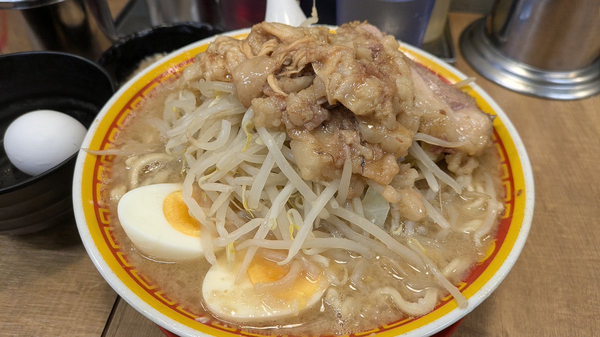 ______TKC______'s tweet photo. えどもんど新橋店
スープがうまい二郎系久々かも
黒烏龍がサーバーで出てくるのむずかった https://t.co/LzOCN5JiA4