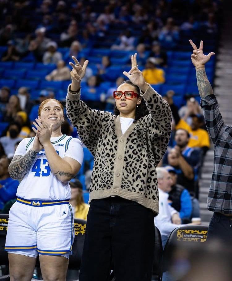 Timea Gardiner may be watching this Final Four from the sidelines, but she has used the opportunity her injury gave her to explore her passion for fashion! Full story below:
<a href="/WorldExposureWB/">World Exposure Report Women’s Basketball</a> <a href="/UCLAWBB/">UCLA Women's Basketball</a> <a href="/CoachCoriClose/">Cori Close</a>
worldexposurereport.com/news_article/s…