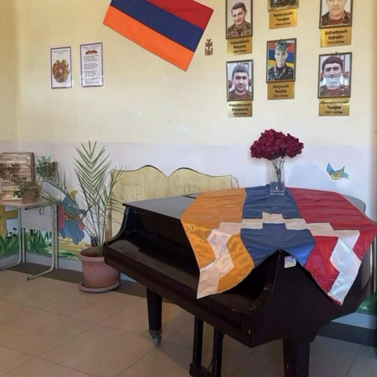 "MON POSTE EST TEMPORAIRE, MAIS LA PATRIE EST ÉTERNELLE"

Kariné Smbatian, directrice de l'école communautaire de Sardarapat, dans la région d'Armavir, a été licenciée pour ne pas avoir retiré le drapeau de l'Artsakh du « Coin des héros ».

En raison de la politique anti-Artsakh