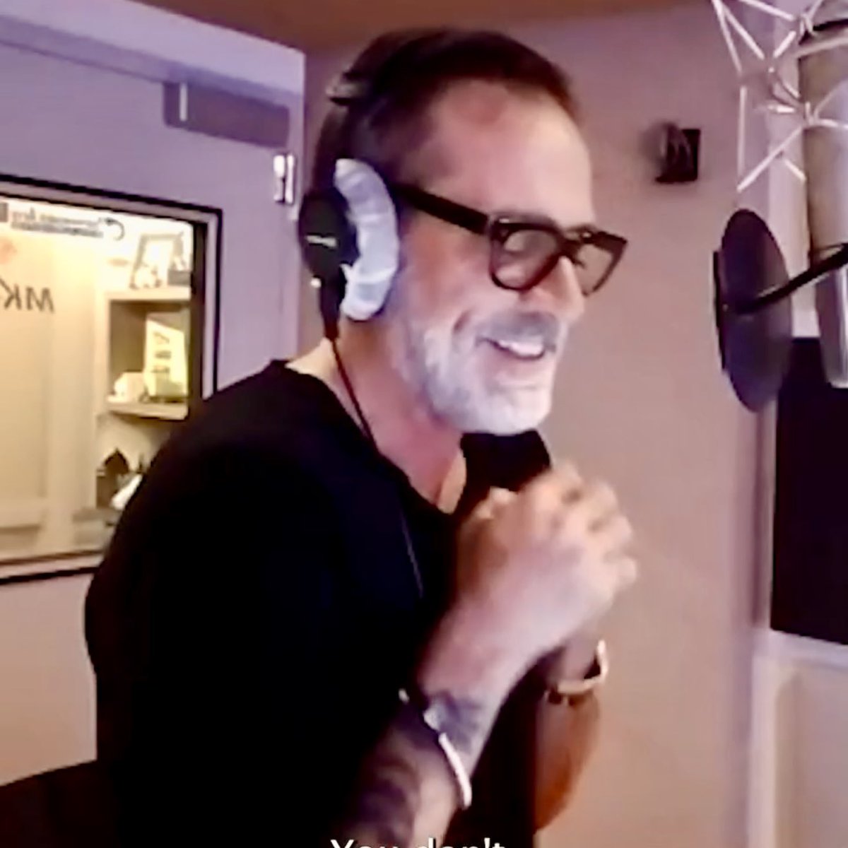 Jeffrey Dean Morgan na cabine de gravação para a dublagem de Conquest na nova temporada de Invincible.