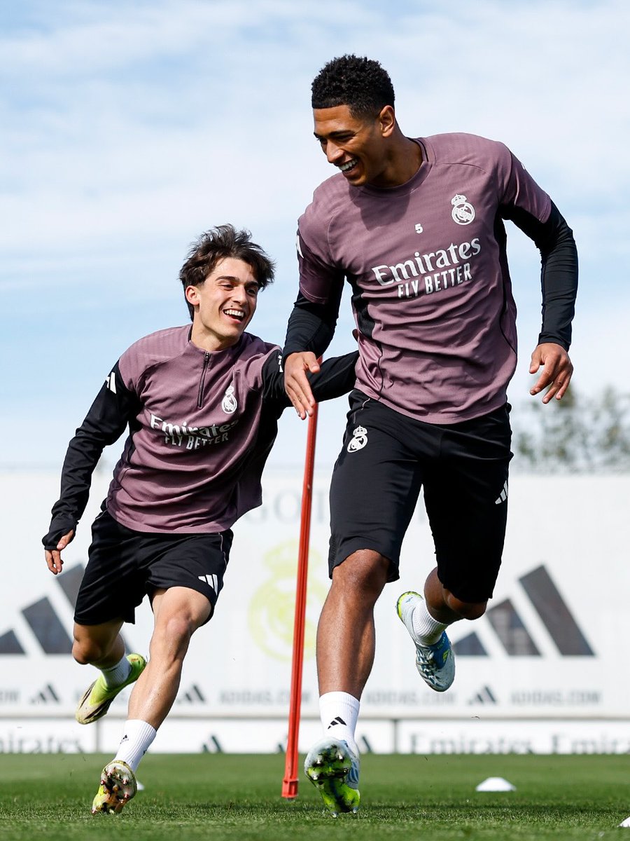 سَـيْـف tweet media