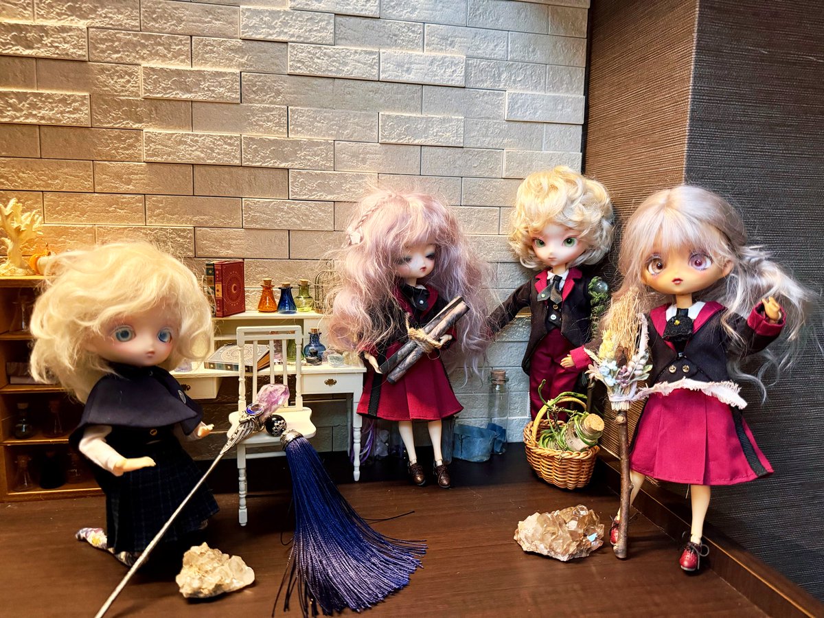 エリィ「ようこそ《魔法の地図研究部》へ♪とりあえず、部員集合！！
交換留学生もいる、歴史ある部活なんだよー！」

エルシャ「……。（歴史だけ長い万年弱小部だけどね）」

🎀エリィ　#まれっこ
🎀ミシェル
🎀エルシャ　#黒糖っ子 
🎀レティシア

👔：chico（<a href="/Chicoberry_doll/">chico*little anne*</a> ）様
#Harmoniabloom