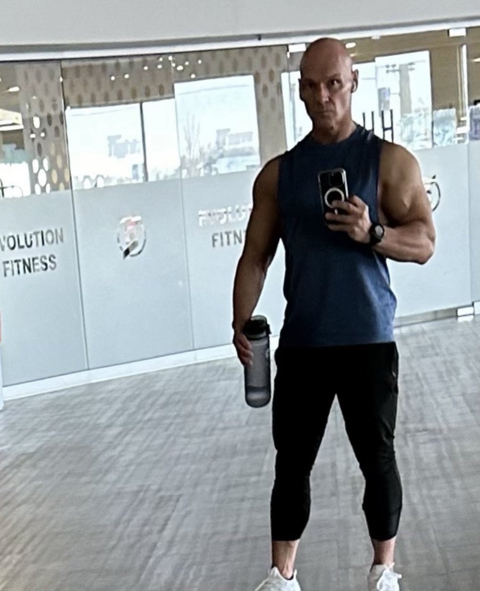 AgelessMeta's tweet image. Time sure flies

41 years between the photos.
 I was hungry back then. Today, the goal is completely different, and my training has changed to reflect that.

But, the principles I used at the time are still provide the foundation of my workouts.

#FitnessMotivation #BuiltToLast