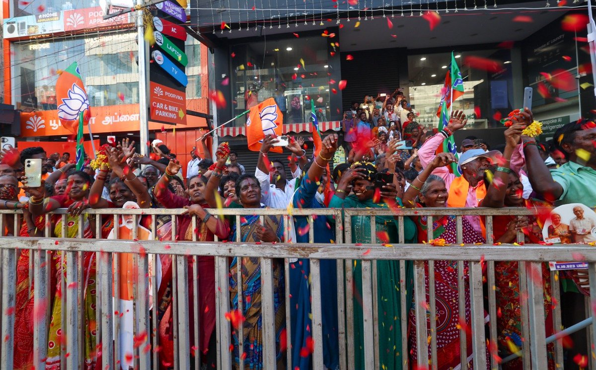 narendramodi's tweet photo. புதுச்சேரியின் பொருளாதாரம் வளர்வது மிகவும் முக்கியம். அந்த வகையில், அண்மையில் திறந்து வைக்கப்பட்ட கரசூர்-சேதாரப்பேட்‌டை தொழிற்பேட்டை ஒரு குறிப்பிடத்தக்க திட்டமாகும். இது நவீன மருந்துகள், ஜவுளி மற்றும் தொழில்நுட்ப பூங்காக்களுக்கு புகலிடமாக விளங்கும். பெருமளவிலான திறமைகளும், முதலீடுகளும் புதுச்சேரிக்கு வருவதை இந்த முன்முயற்சி உறுதி செய்யும். வரும் நாட்களில், புதுச்சேரியில் புதுமைக் கண்டுபிடிப்பு கலாச்சாரத்தை ஊக்குவிக்கும் ஆராய்ச்சி மற்றும் மேம்பாட்டு மையங்களை தொடங்க நாங்கள் பணியாற்றி வருகிறோம்.
