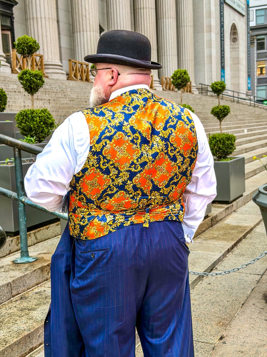 TheBigSartorial's tweet image. “Your eyes always look like you’re worried you’re being followed or something”
”It’s that crazy stalker Casual Friday! Won’t leave me alone! Even with the restraining order!”
#Suitup #sartorial #dapper #bespoke #suit #bigguys