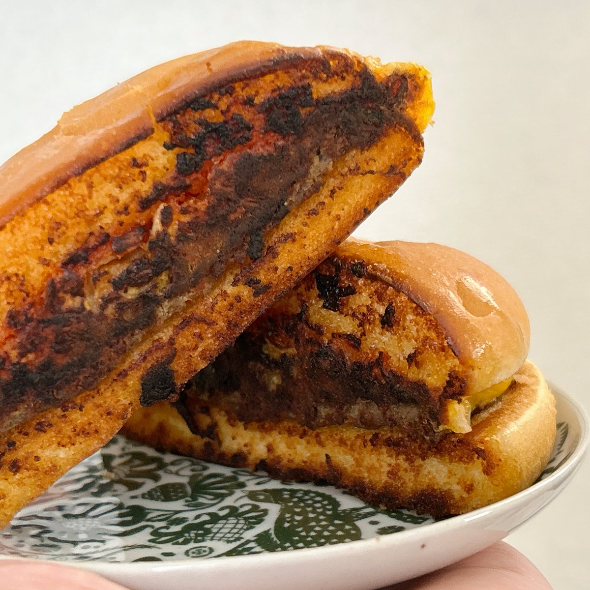まずはレシピ通りに…と思っていたのに間違えてチーズバーガー買っ